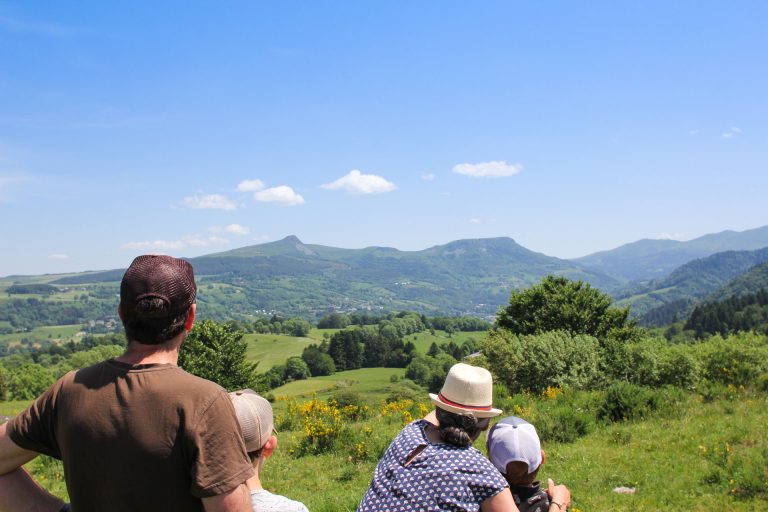Admirez les paysages des volcans d'Auvergne lors d'une balade en famille