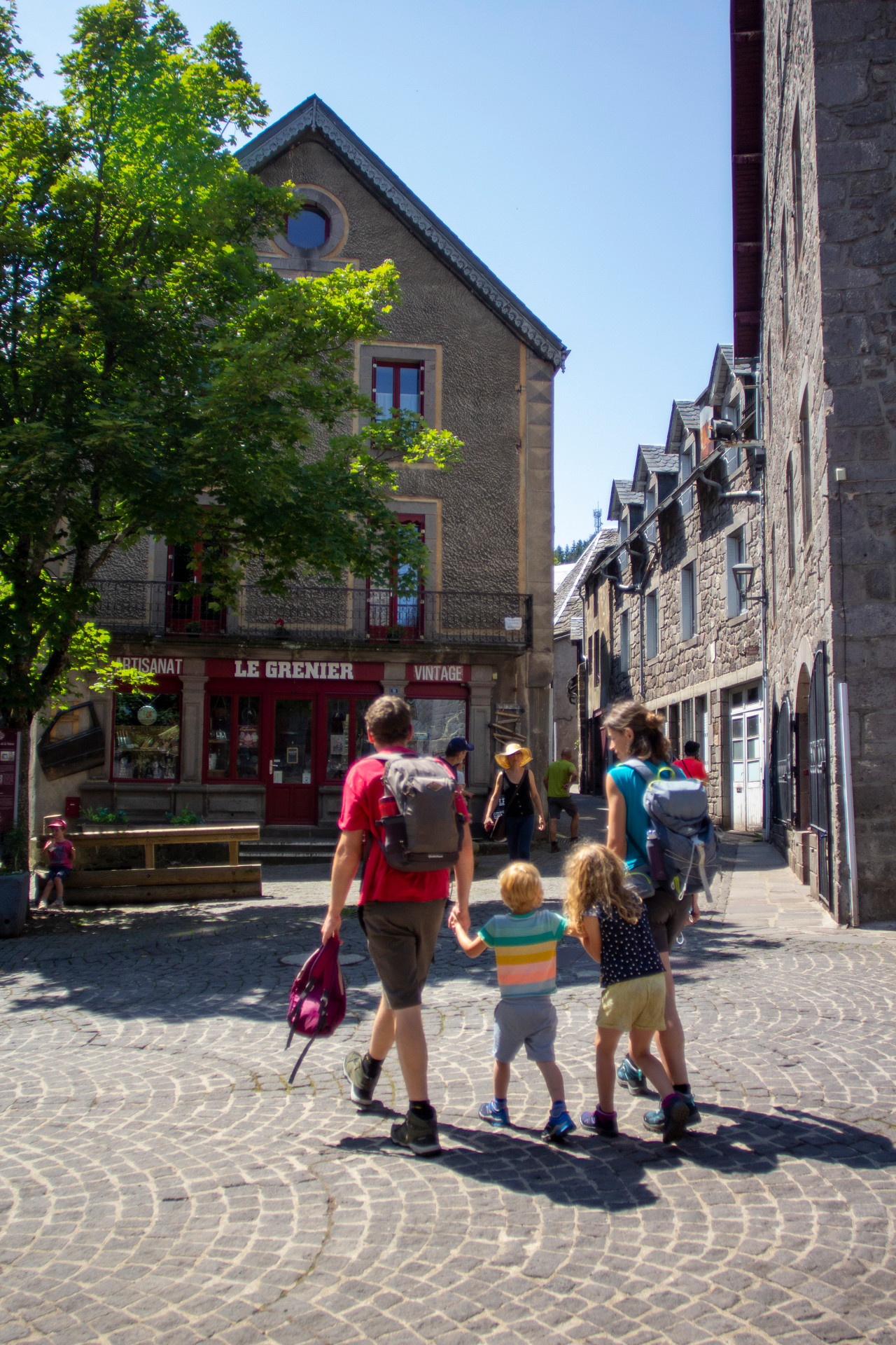 Découvrez le bourg médiévale de Besse en famille En famille en Auvergne, à Besse dans le Sancy