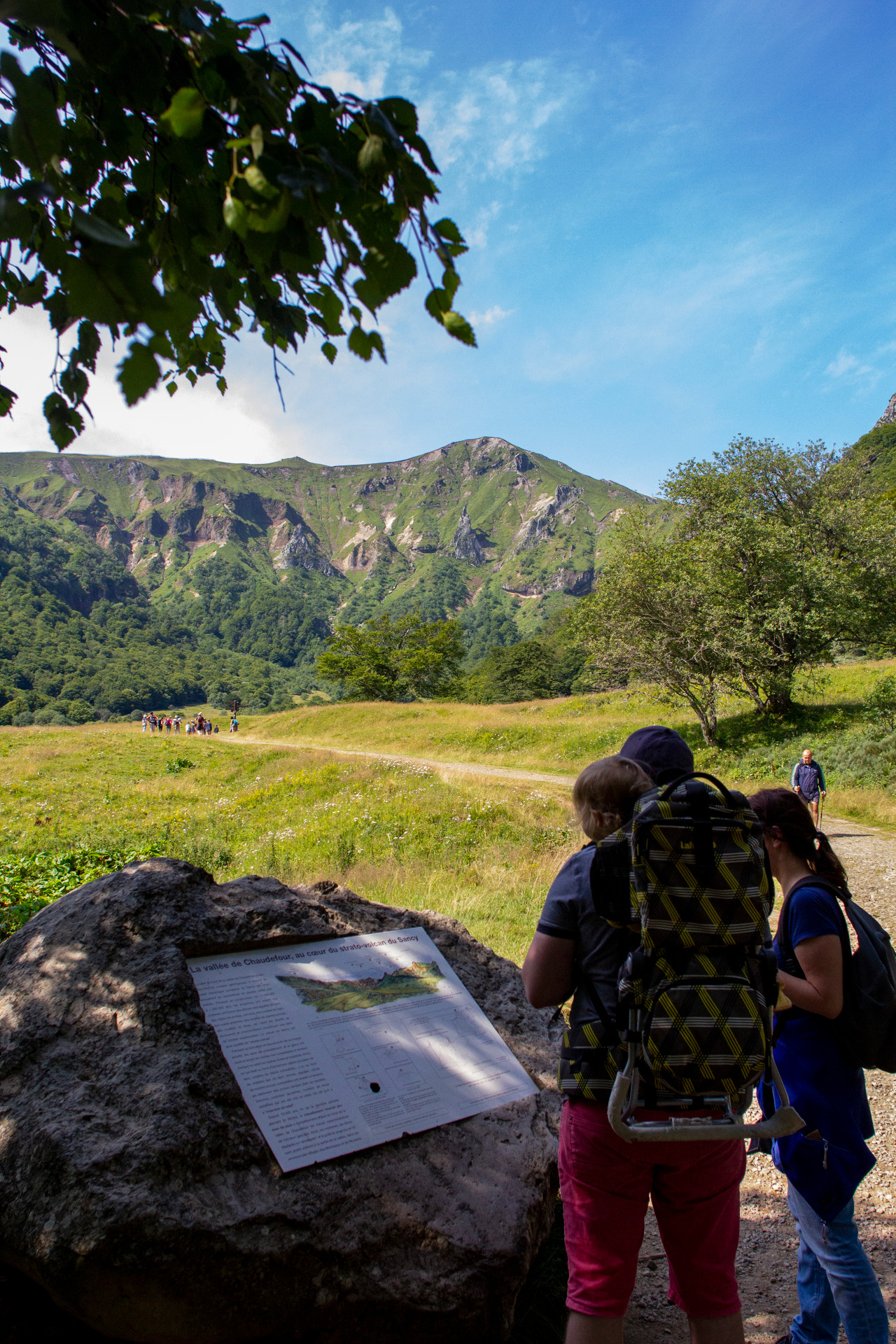 Un porte-bébé et hop ! En avant pour la Vallée de Chaudefour en famille Vacances en famille en Auvergne l'été