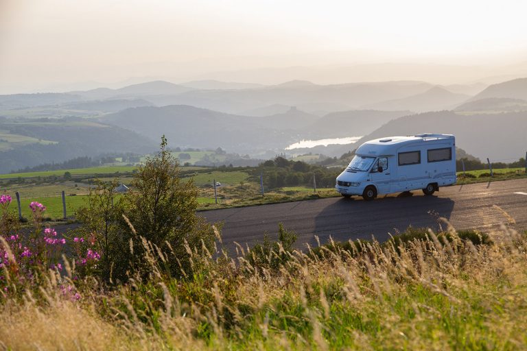 Encamping-cars sur les routes du Sancy en Auvergne