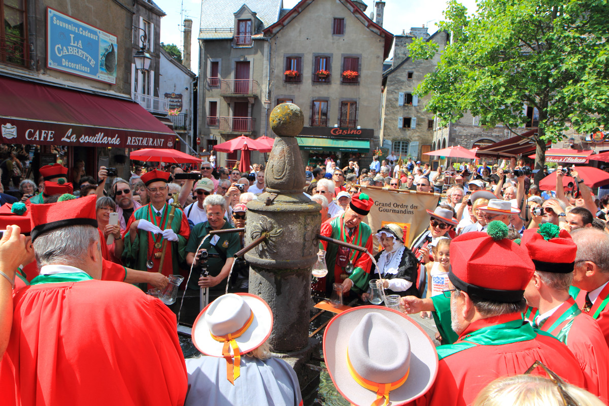 La foire aux vins et aux fromages à Besse