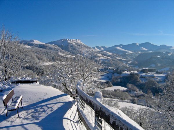 Vue sur la vallée de la Haute Dordogne depuis Murat-le-Quaire