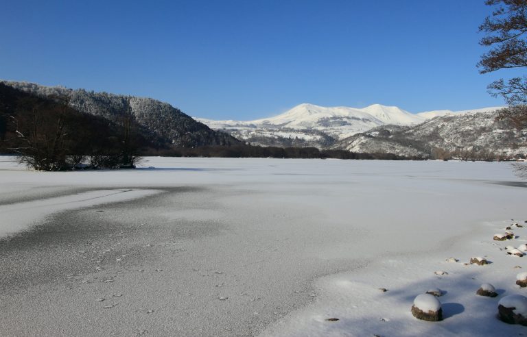 Rando la dent du marais-chambon sur lac hiver