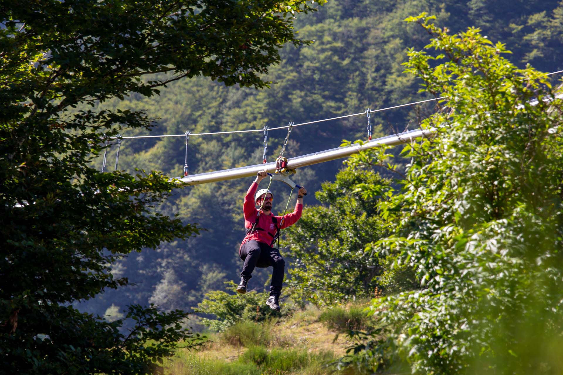 Descente en tyrolienne à virages au Mont-Dore