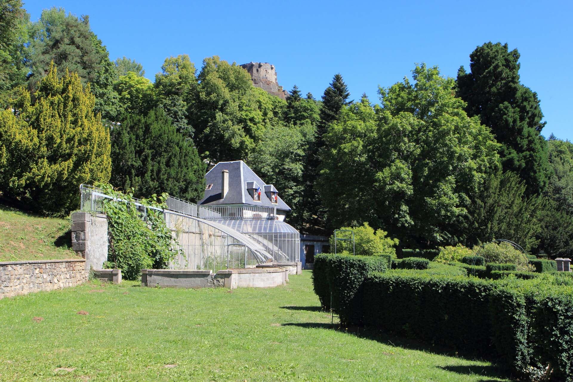 Pique-nique au pied du château de Murol, dans le parc du Prélong