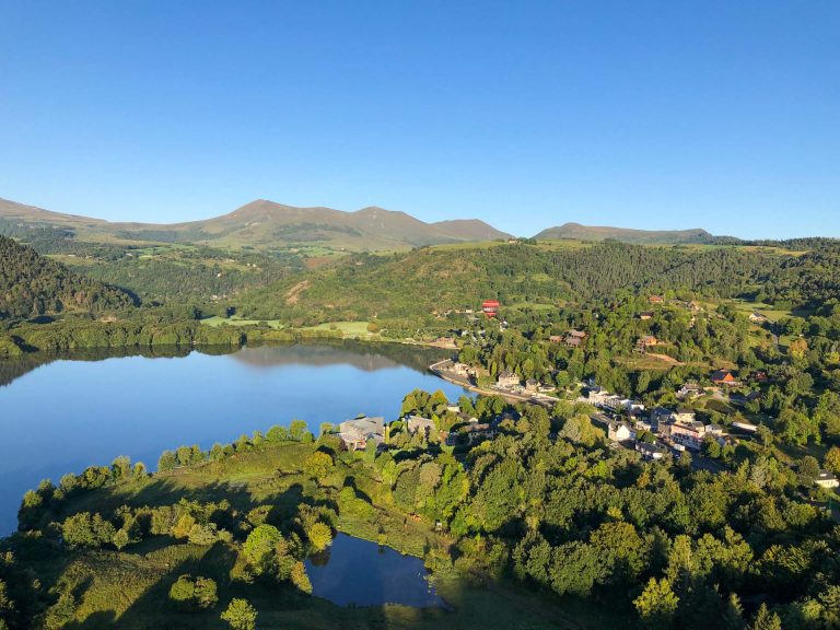 Le Lac Chambon pour vos vacances d'été dans le Massif du Sancy