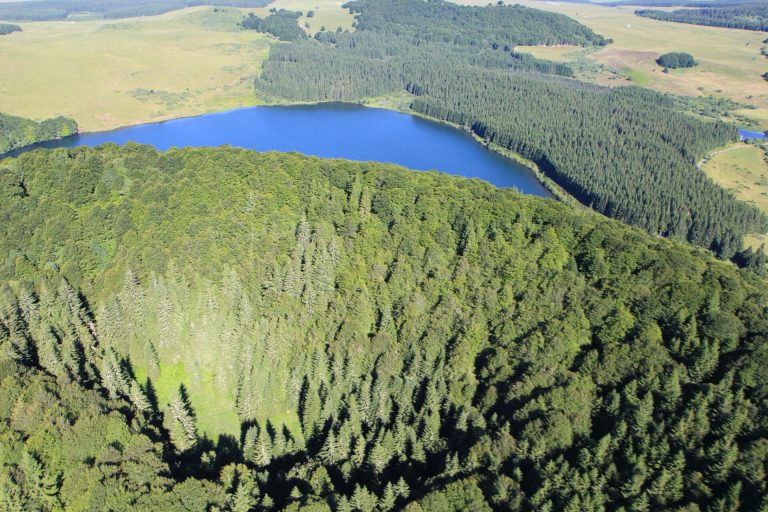 Visitez le puy et le lac de Montcineyre pour découvrir le volcanisme en Auvergne