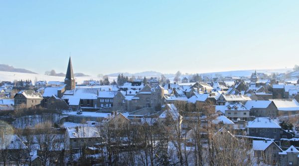 Le village de Besse sous la neige dans le Massif du Sancy