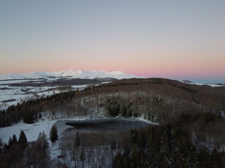 Le lac de Gayme à Picherande en hiver