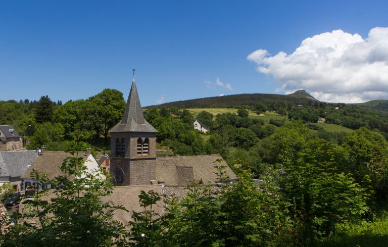 Le joli village de Murat-le-Quaire en été, au pied de la Banne d'Ordanche