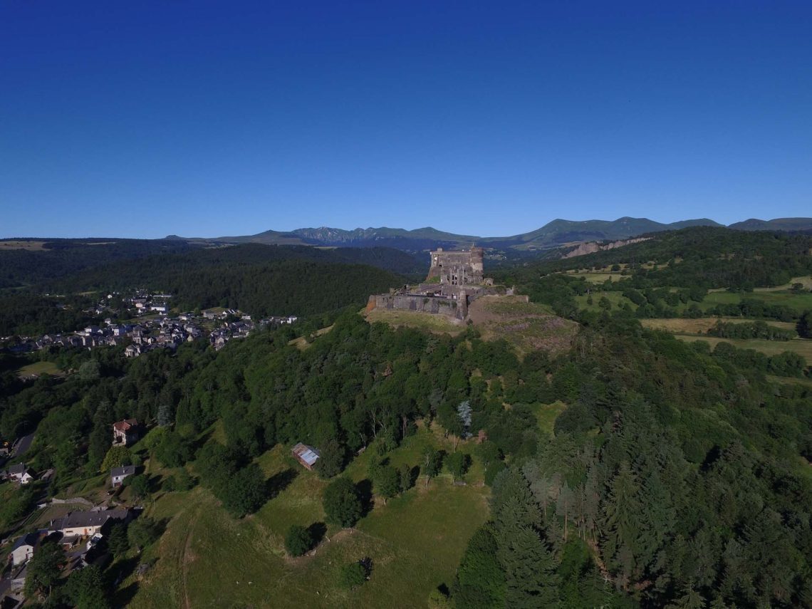 Le Château de Murol surplombant le village de Murol