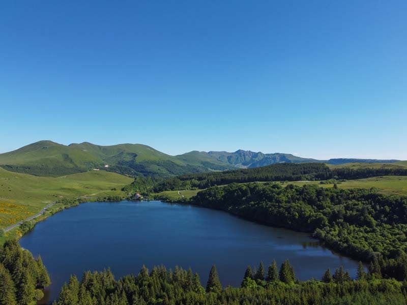 Le lac de Guéry sur la route du Tour féminin dans le massif du Sancy