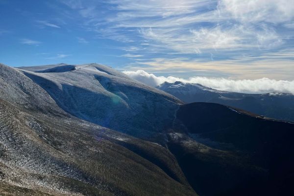 Vues sur les crêtes du Sancy sous les premières neige en automne