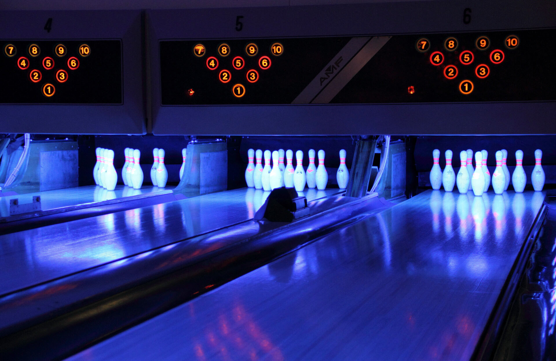 Faire une partie de bowling en soirée au Mont-Dore avec vos ados