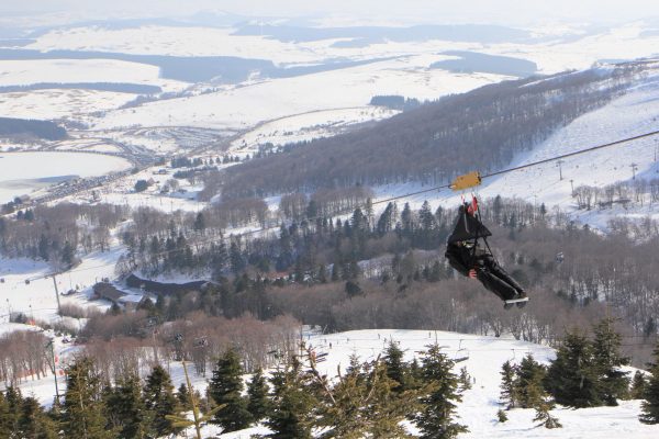 Testez la descente en tyrolienne Fantasticable pendant vos vacances d'hiver à Super-Besse