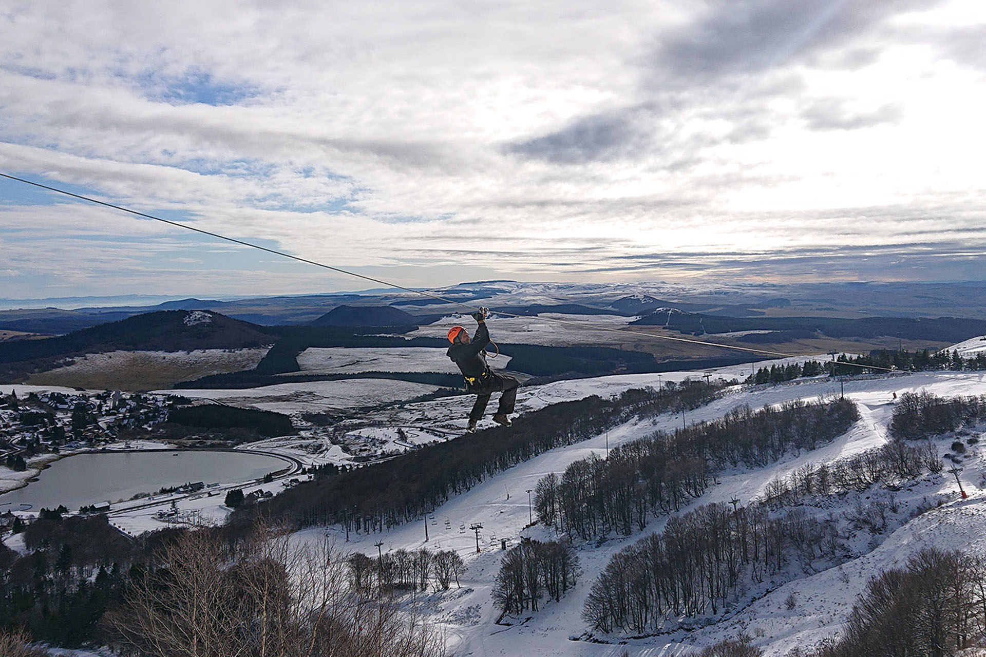 Dépassez-vous sur le parcours sportif de l'Xtrem Aventure de la Biche à Super-Besse cet hiver