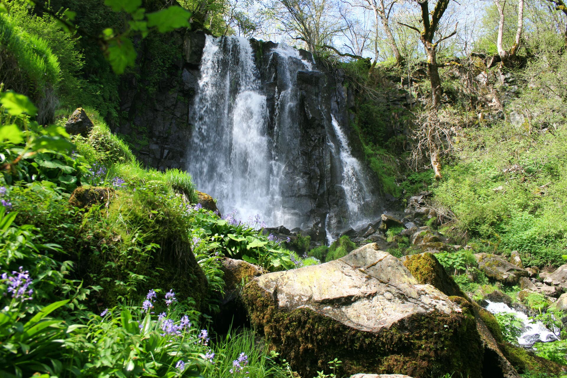 Balade rafraîchissante dans le Sancy à la cascade de Vaucoux à Besse