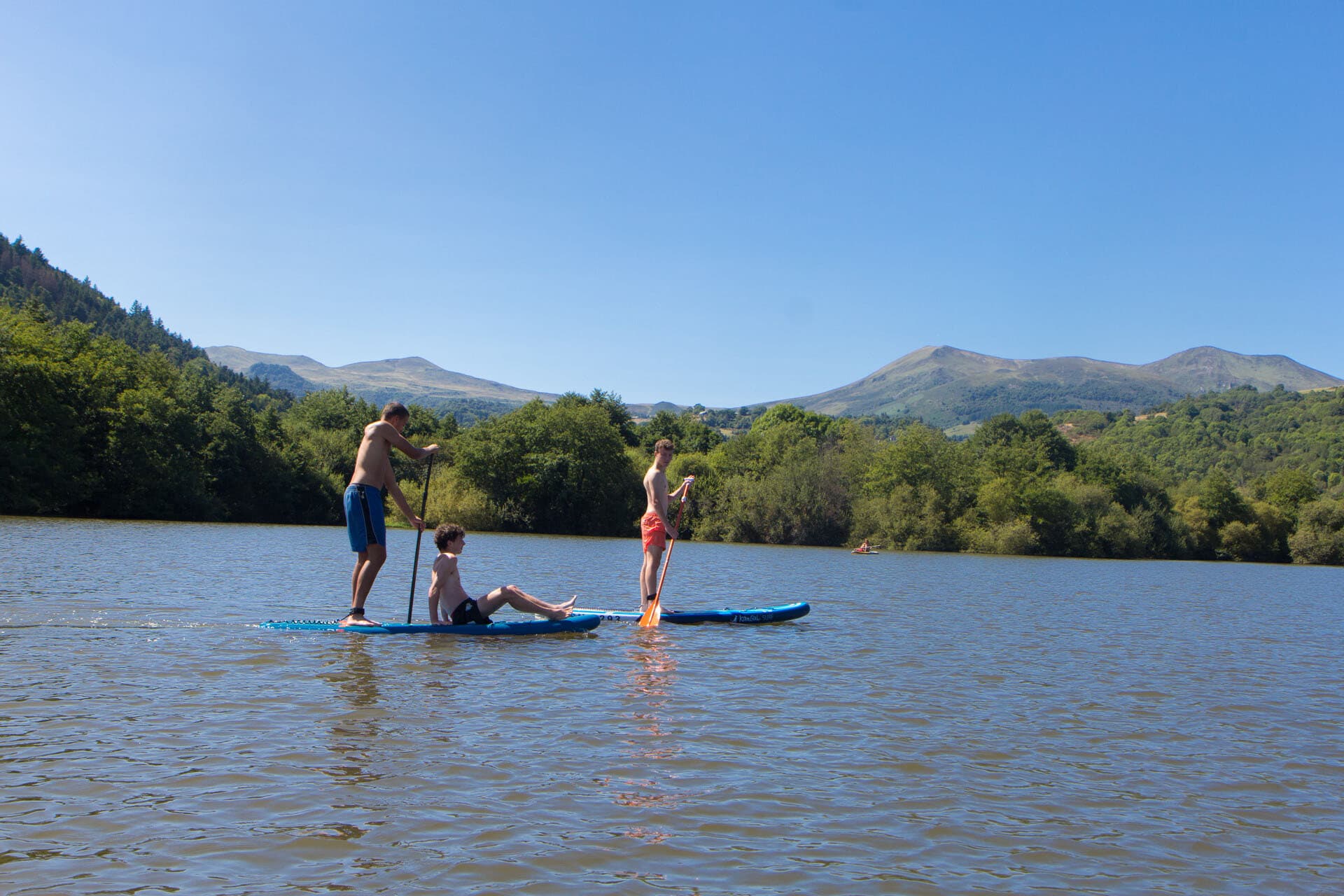 Sortie paddle au lac Chambon pour vos vacances d'été avec vos ados