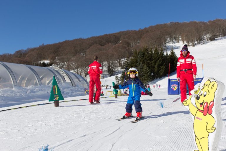 Apprendre à skier sur les pistes des stations de ski du massif du Sancy
