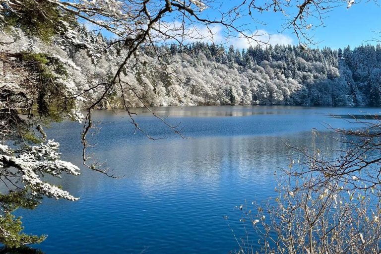 Balade autour du lac Pavin en hiver à Besse dans le massif du Sancy