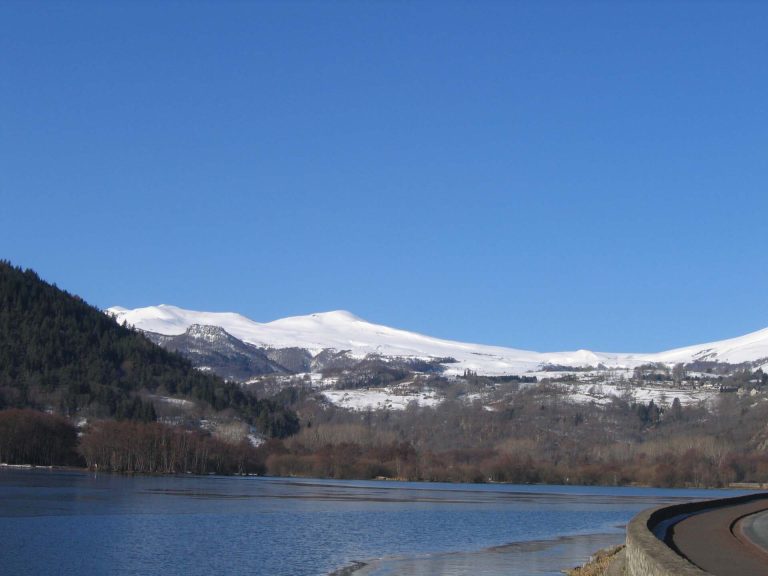 Le tour du lac Chambon, à découvrir aussi en hiver dans le massif du Sancy