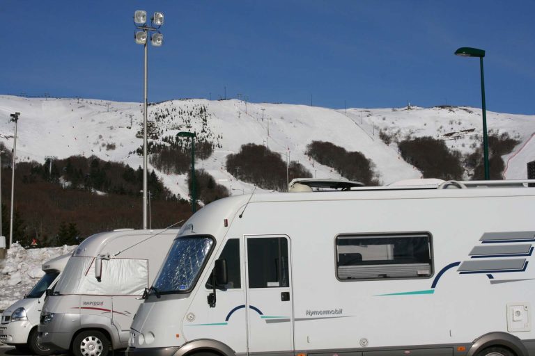 Les aires de camping-cars ouvertes en hiver dans le massif du Sancy
