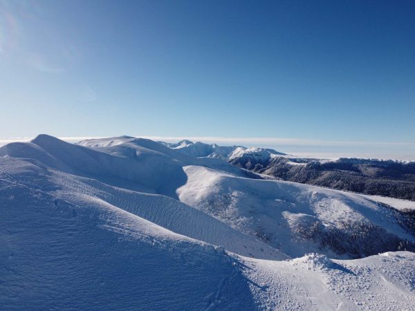 Vue sur les sommets enneigés du massif du Sancy