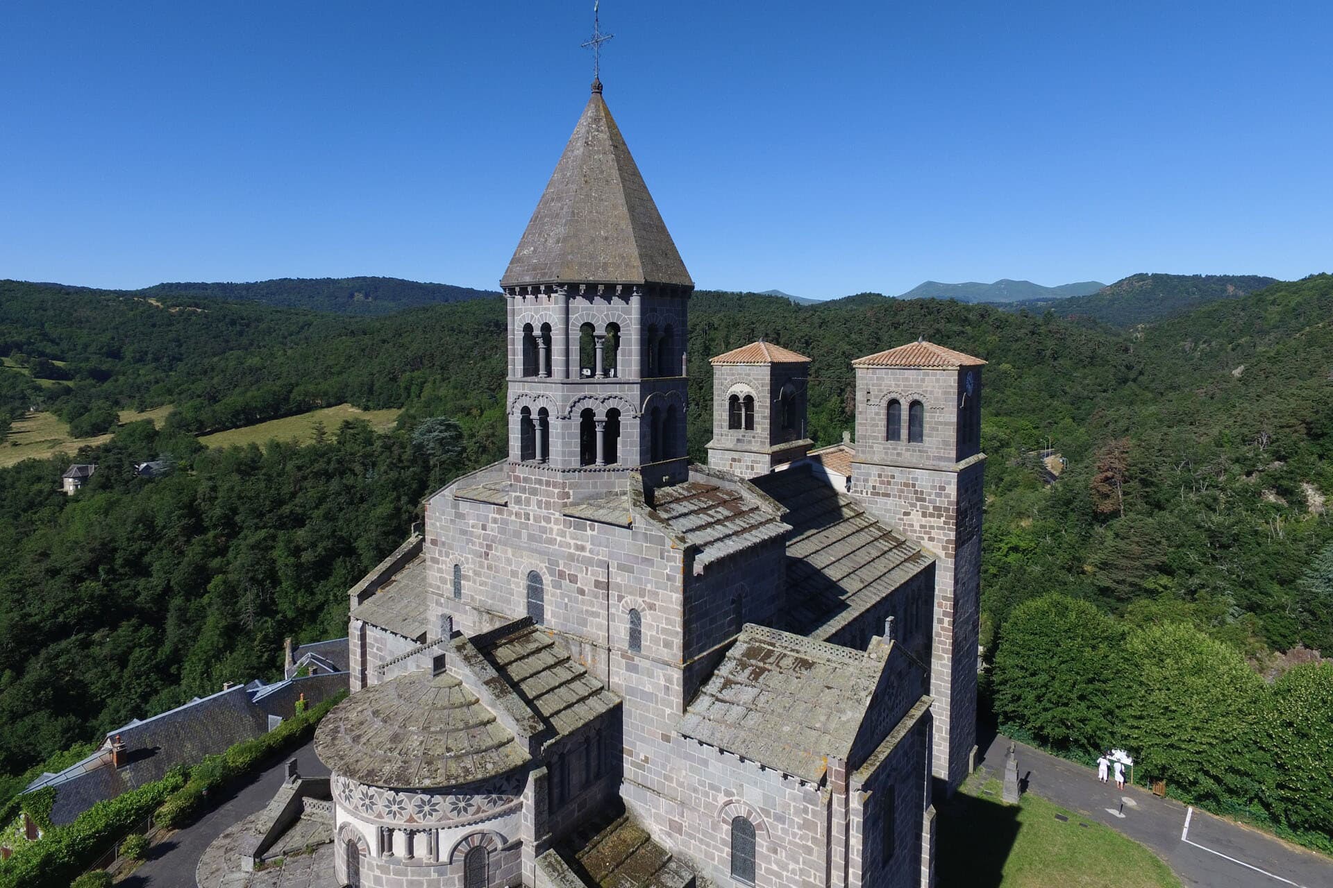 L'église de Saint-Nectaire, perchée sur le Mont Cornadore