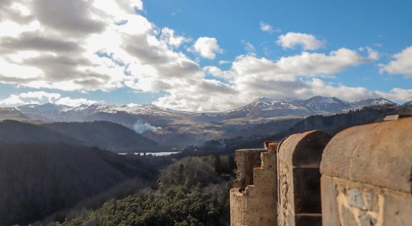 Vue sur les monts du Sancy depuis le chemin de ronde du château de Murol