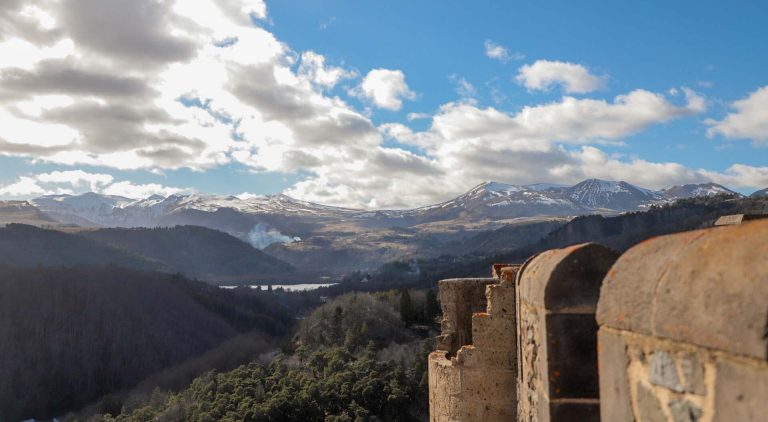 Vue sur les monts du Sancy depuis le chemin de ronde du château de Murol