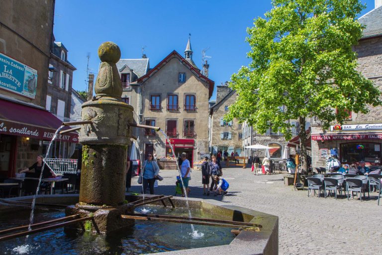 La cité médiévale et Renaissance de Besse en été