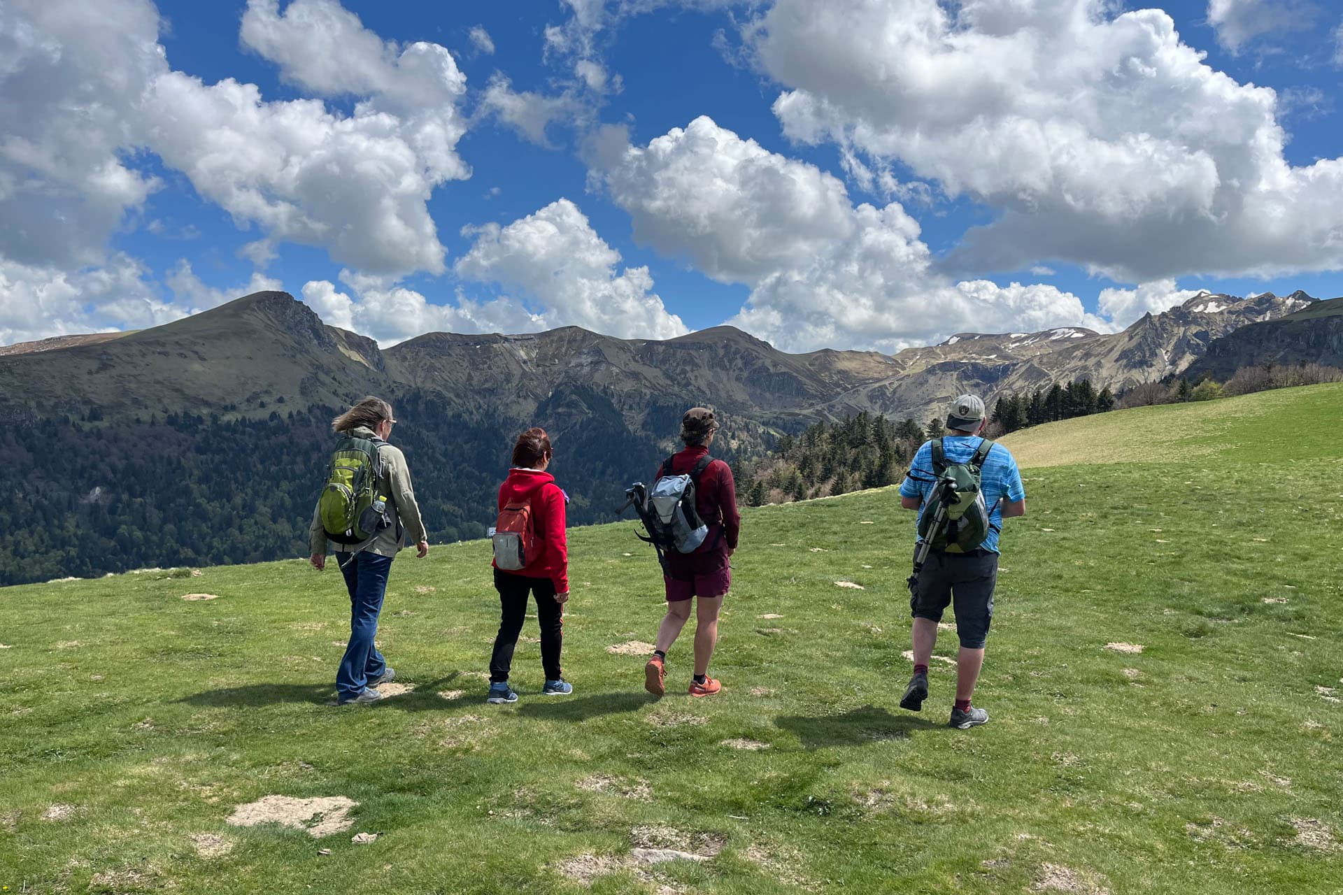 Randonnée vers les sommets au printemps dans le massif du Sancy