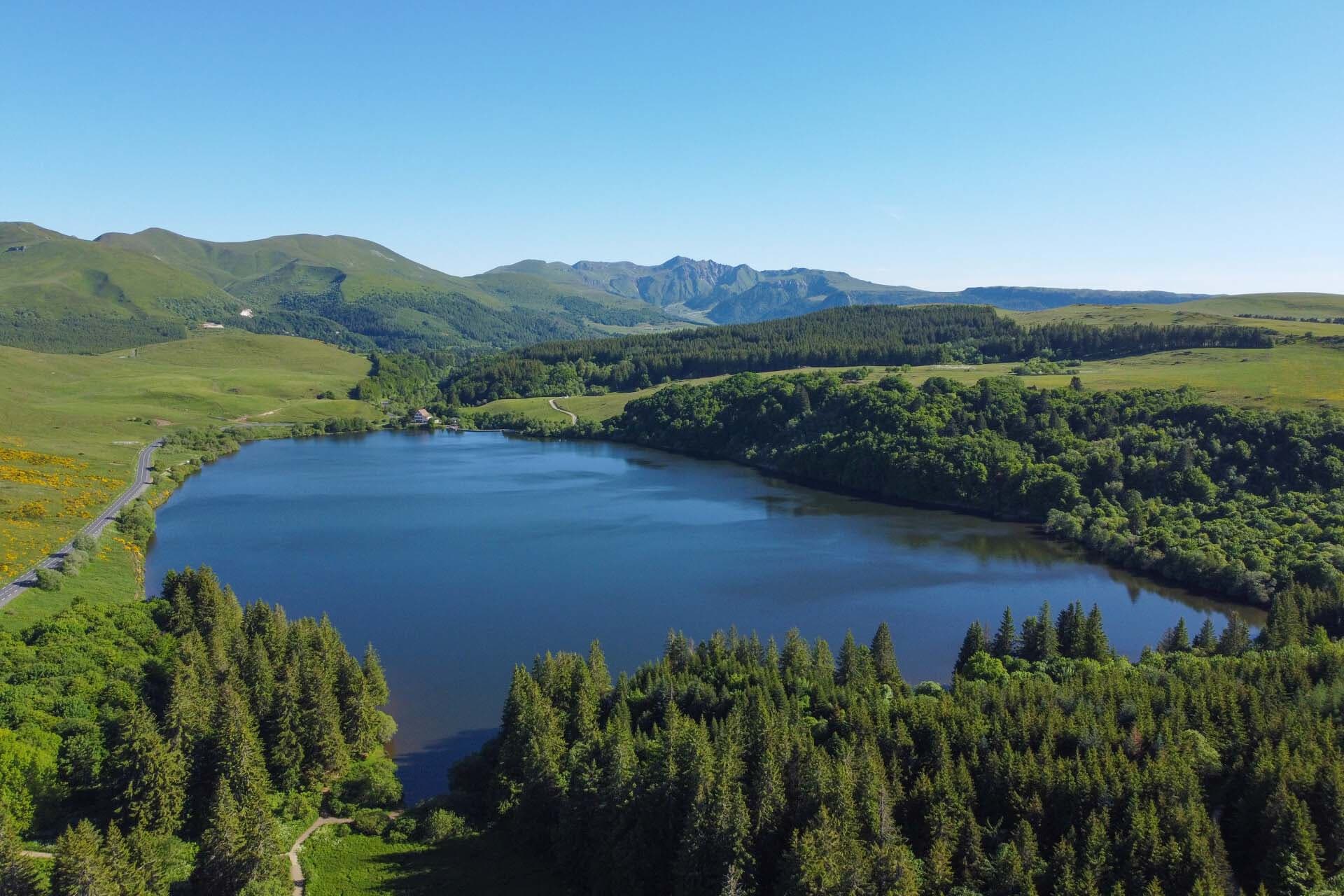 Le bleu intense du lac Guéry, un bijou de nature