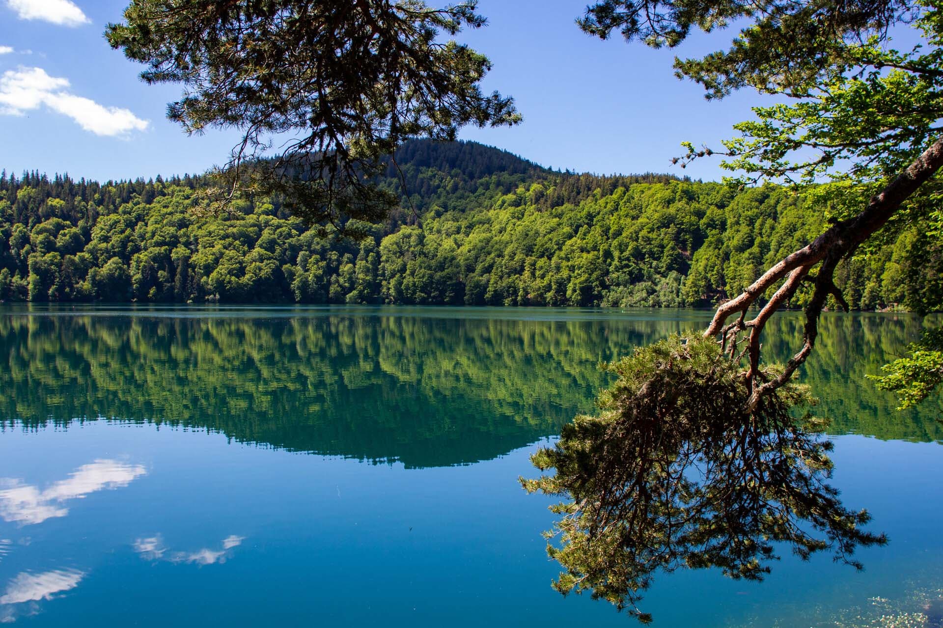 Le vert émeraude du lac Pavin, à découvrir au printemps dans le Sancy
