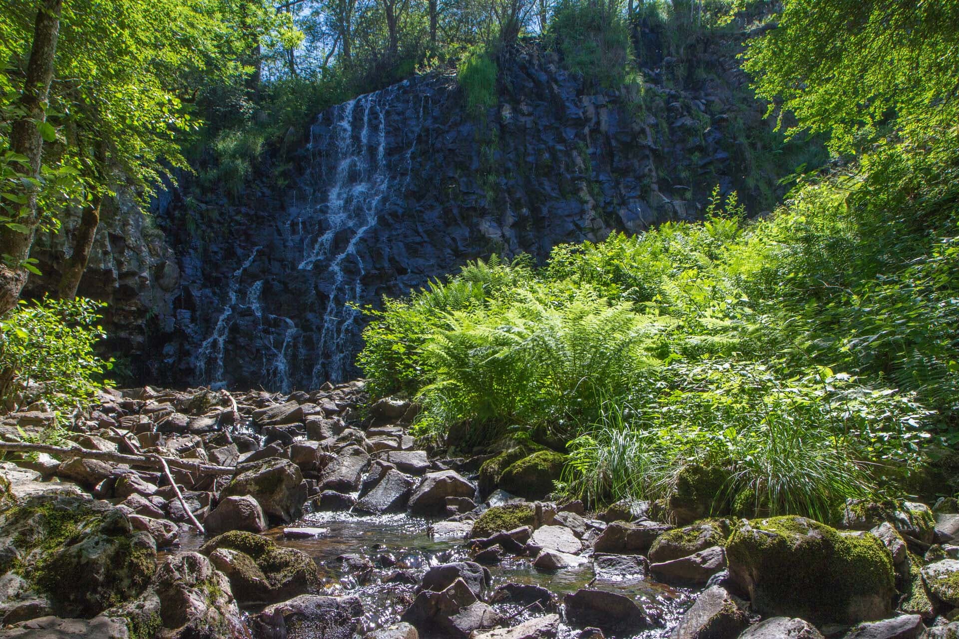 Balade fraîcheur à la cascade des Essarts à Chastreix