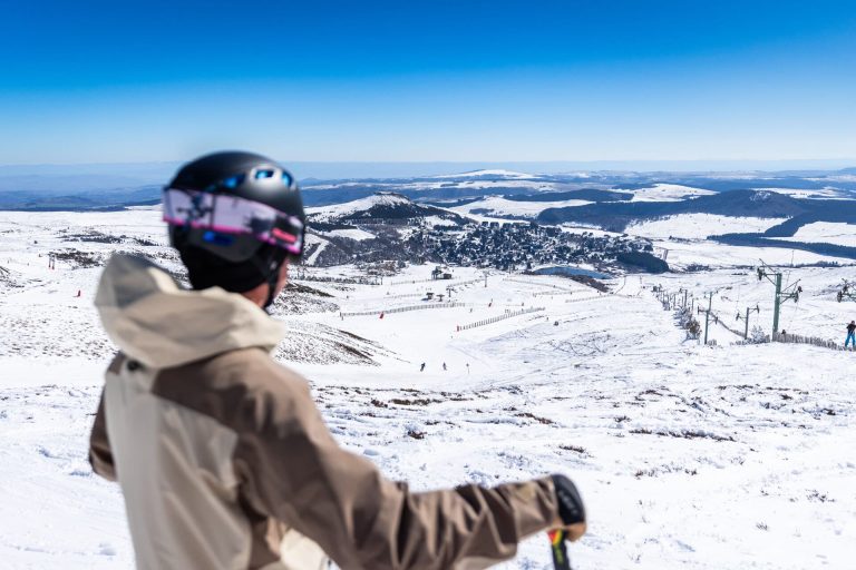 Vue sur les pistes de ski de descente de la station de Super-Besse dans le Sancy