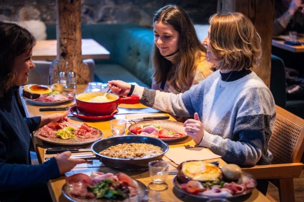Goûter à la truffade et à la fondue au saint-nectaire dans un restaurant du Sancy