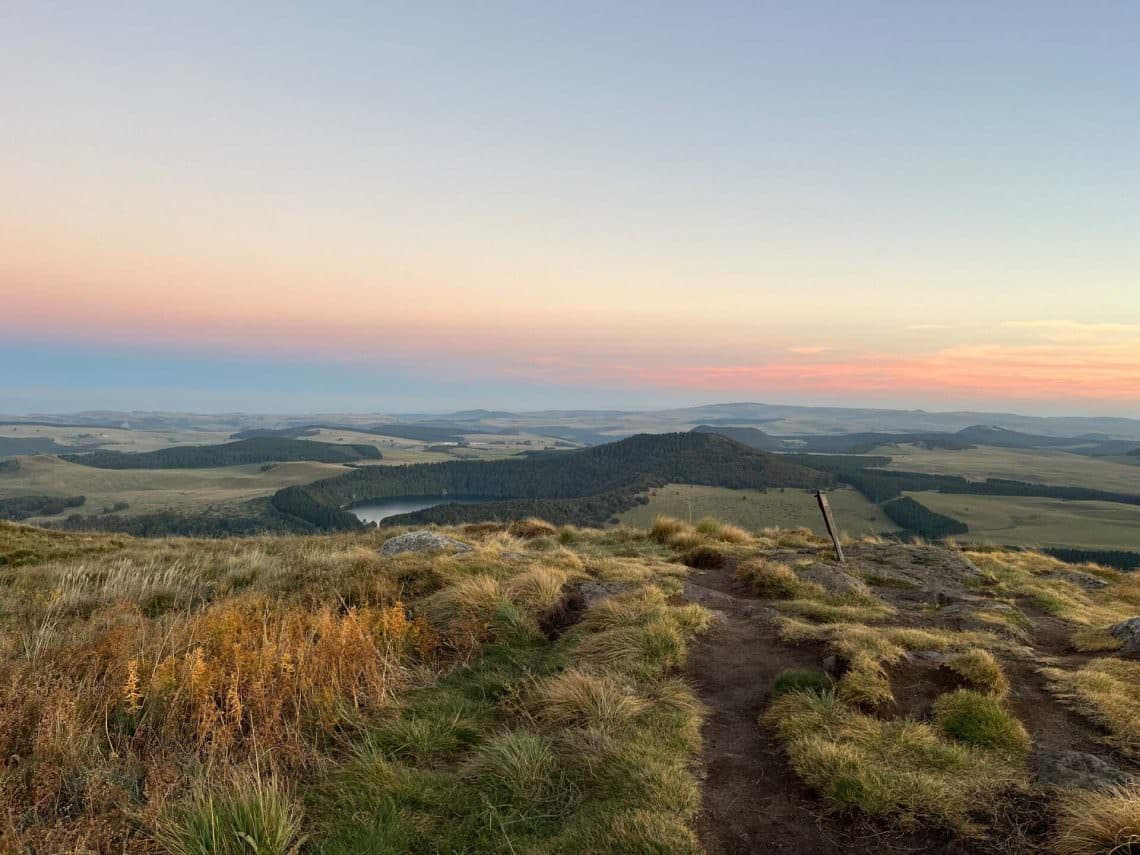 Vue du lac Pavin depuis le puy de Chambourguet à Super-Besse