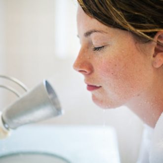 L'eau thermale des Grands Thermes de La Bourboule, finement pulvérisée sur le visage : pulvérisation externe