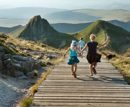 En randonnée sur les crêtes du Sancy en famille