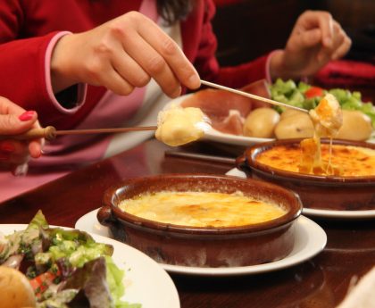 Et si on partageait une fondue au Saint-Nectaire entre amis ?