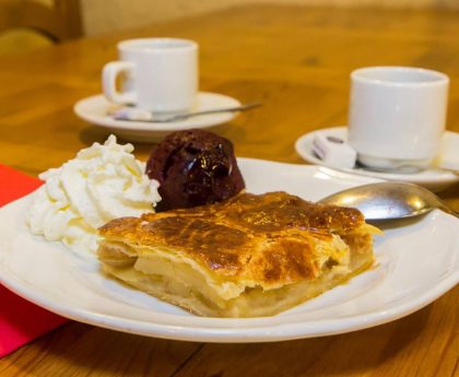 Un petit goûter avec une part de pompe aux pommes