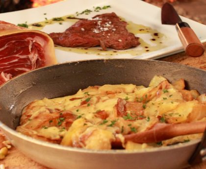 Truffade auvergnate, jambon de pays et viande Salers