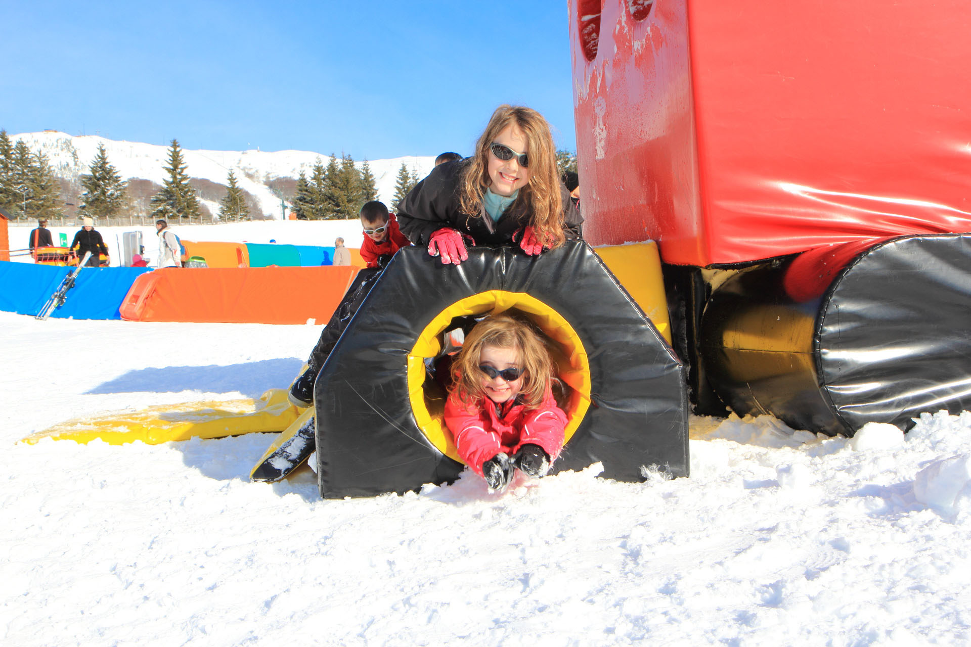 Snow games in the Enclos de Tibou in Super-Besse