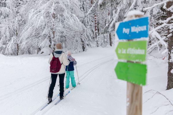 Following the track on the cross-country ski trails in the Massif du Sancy